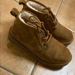 UGG short lace up boots tan suede NWOT